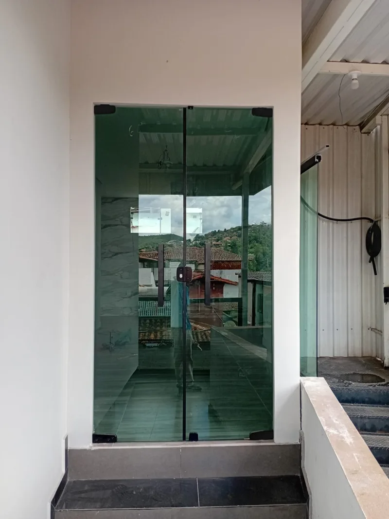 Portas e janelas: trabalho da Santa Inês