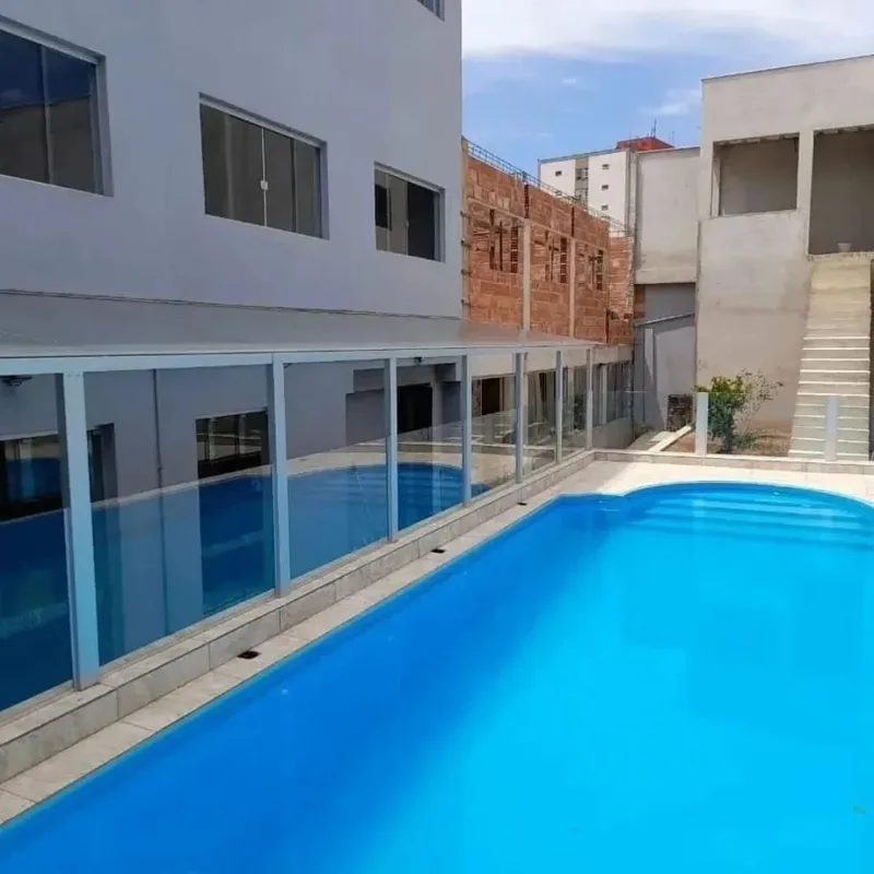 Guarda-corpo e piscina
